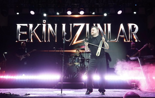 Ekin Uzunlar sahnede kemençe şov yaptı