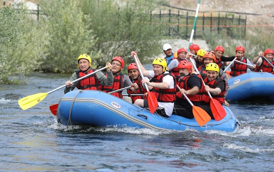 Fuat Oktay, Çekerek'te şampiyon sporcularla buluşarak rafting yaptı