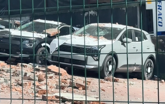 Kağıthane’de otoparka duvar çöktü: 12 sıfır araçta milyonlarca liralık hasar oluştu
