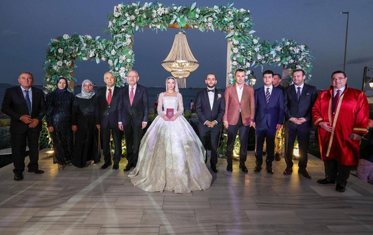 Kılıçdaroğlu, AK Parti Milletvekili Seyithan İzsiz ile birlikte nikah şahitliği yaptı