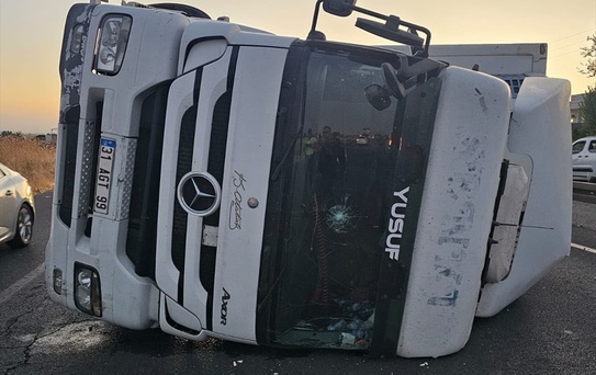 Nusaybin'de Tır Devrildi: 2 Yaralı