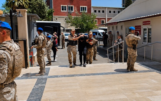 Şanlıurfa’da film gibi gasp: Sahte jandarma kıyafetiyle 13 kilo altın çaldılar