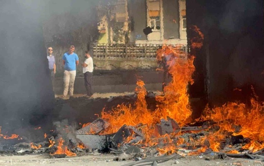 Yangın paniği: Kentsel dönüşüm alanındaki boş dükkanda alevler yükseldi