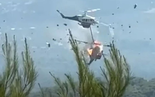 Yunanistan'da orman yangınlarına müdahalede facia: 2 helikopter havada çarpıştı