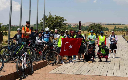 Bisikletçiler Ahlat'ta Pedal Çevirip Tarihi Ziyaret Etti