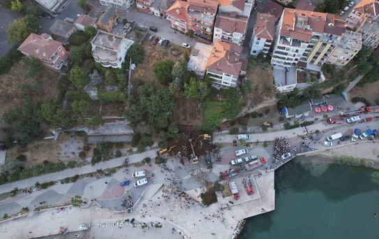 Büyükçekmece'de Toprak Kayması: İki Kişi Göçükte