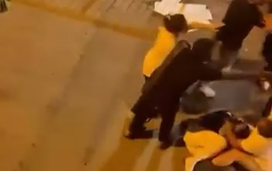 Çekmeköy'de yol verme kavgası: Tekmeli yumruklu saldırı kamerada