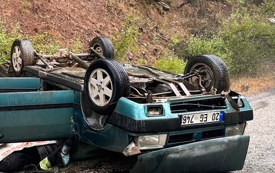 Denizli'de takla atan otomobildeki baba öldü, kızı yaralandı