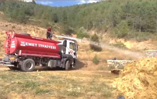 Emet’te saman yüklü kamyonet alev aldı