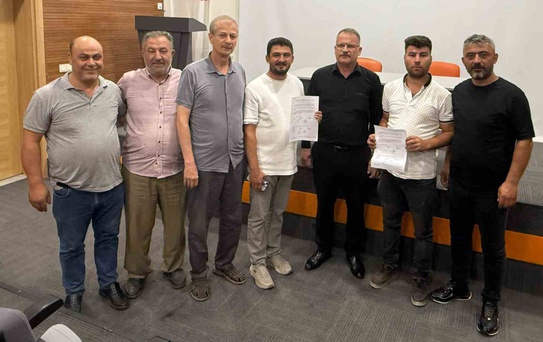 Kula’da Başkan Dönmez’in talimatıyla belediye salonu açılmayınca, komisyonlar dışarıda kaldı