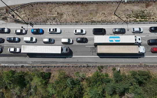 Edirne'de Tır Devrildi, Otoyol Trafiğe Kapandı