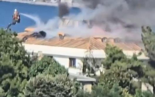 Emirgan'da 5 Katlı Binada Çatı Yangını