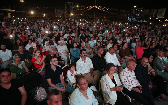 Şarkıcı Kıraç, Dadaloğlu Avşar Kültür ve Sanat Şenliği'nde konser verdi