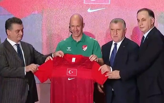 Anthony Taylor'a Milli Takım forması hediye edildi! Herkes aynı detaya takıldı