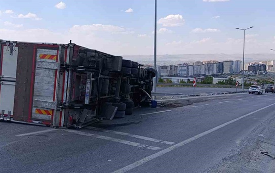 Kayseri'de Tır Devrildi: Sürücü Yaralı