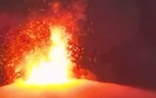 Fuego Yanardağı 8 sene sonra tekrar hareketlendi, bölgede 250 kişi tahliye edildi
