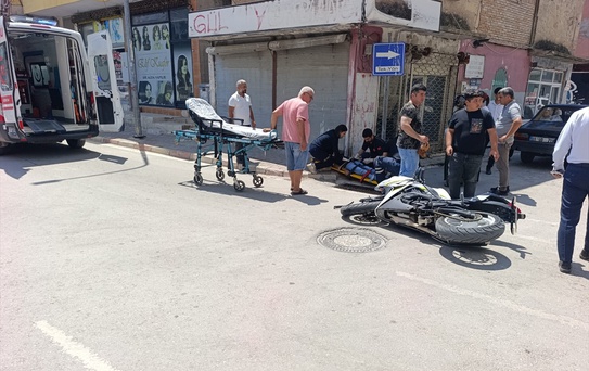 Kadirli'de Otomobil ve Motosiklet Çarpıştı