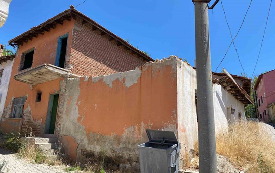 Uşak Belediyesi metruk binaların yıkımını sürdürüyor