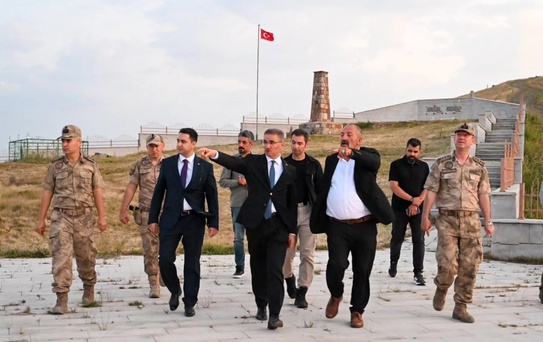 Vali Baruş Şenkaya'da Esnaf ve Şehitlikleri Ziyaret Etti