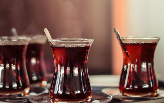 Patron kovdu, mahkeme geri gönderdi! Çay bardağı kavgasında emsal karar