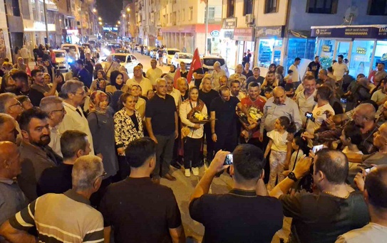 Dünya şampiyonu olan genç güreşçi Özdenur’a yaşadığı ilçede coşkulu karşılama