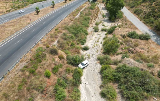 Gazipaşa'da Otomobil Dereye Uçtu: Sürücü Yaralandı