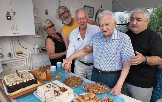 Asrı geride bıraktı, 101 yaşına komşularının alkışlarıyla girdi