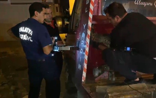 Çekicinin kasasına sıkışan kediyi itfaiye kurtardı