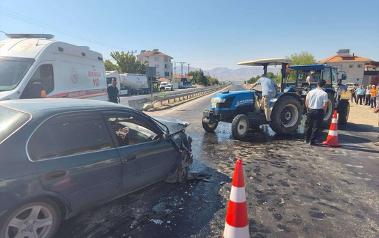 Malatya'da Traktör-Otomobil Çarpıştı: 3 Yaralı