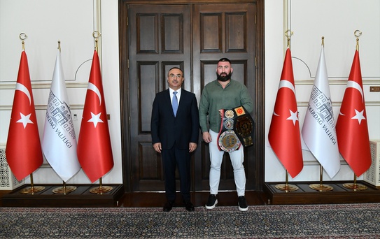 Vali Soytürk, Şampiyon Kick Boksçu Dursun'u Ağırladı