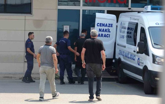 Oğlunu cenaze aracına koydu, dizlerinin üzerine çöküp feryat etti: Ciğerimi yaktın
