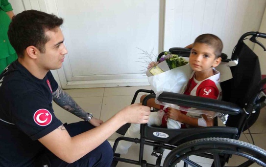6 metrelik kuyuya düşen çocuk kendisini kurtaran kahramanıyla buluştu