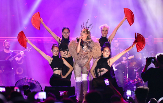 Hande Yener 'Hayalimdi' diyerek ikinci el kıyafetlerini satışa çıkardı