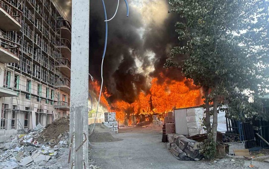 Tuzla'da Konteyner Yangını Kontrol Altına Alındı