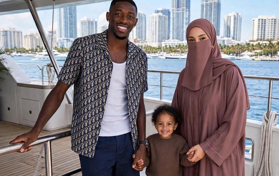 Dembele eşinin peçe tercihini anlattı: Güzel yüzüm...