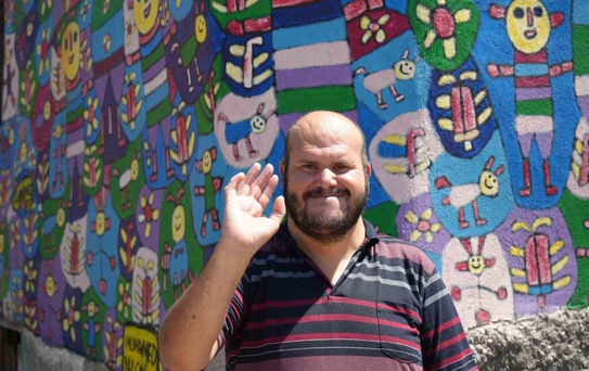 Doğuştan zihinsel engelli adam 17 yıldır hem evini hem de tablolarını boyuyor