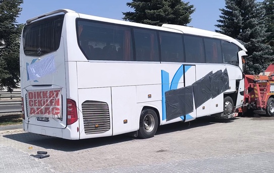 Afyonkarahisar'da Otobüs-Kamyonet Kazası! 1 Ölü, 15 Yaralı
