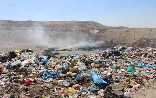 Amasya’da çevre kirliliğine yol açan çöp alanı 3 haftadır içten içe yanıyor