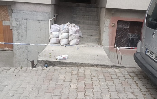 Küçükçekmece'de bina boşluğuna düşen kadın ağır yaralandı