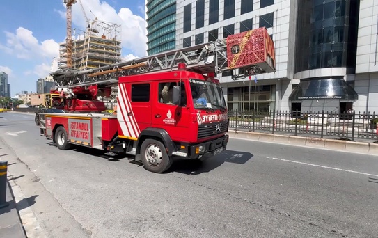 Görme engelli genç metro raylarına düştü: Dehşet anları kamerada