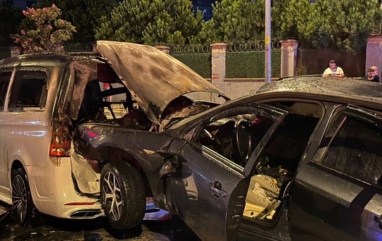Sultanbeyli'de Park Halindeki Araçlar Yanarak Kaza Oldu