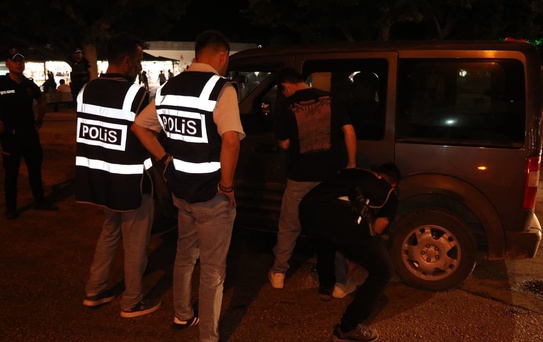 Taşucu'nda Huzur Uygulaması: 1 Yakalandı, 53 Sürücüye Ceza