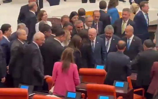 Bahçeli, çerçeve yasanın kabul edilmesinin ardından DEM Partili isimlerle tokalaştı
