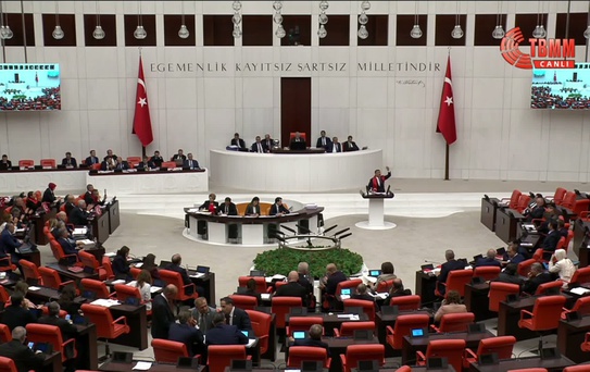 Genel Kurul'da dikkat çeken anlar: İYİ Partili Türkoğlu kürsüden güçlükle indirildi
