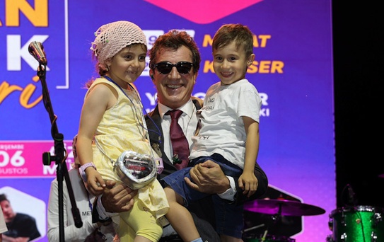 'Ayna' grubu, DMD hastası Metehan için Kütahya'da sahne aldı