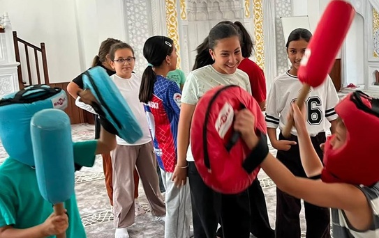 Gençler, Çocukları Gülümsetiyor
