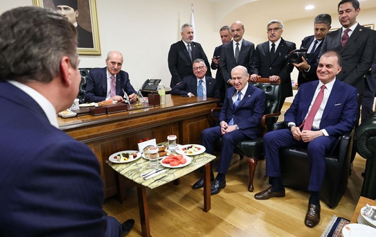 Bahçeli'den Kurtulmuş'a 'Birliğin Gücü Milli İradenin Kararı' temalı hediye