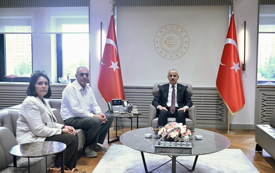 Bakan Uraloğlu, Adnan Yeşil'in Ailesini Ziyaret Etti