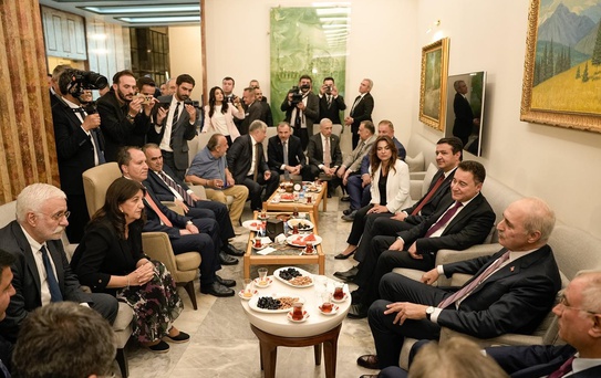 Meclis kulisinde dikkat çeken diyalog! Babacan'ın sözlerine Ala'dan 'bambu ağacı' yanıtı
