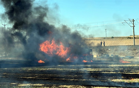 Edirne'de TIR Yangını Tarlaya Sıçradı